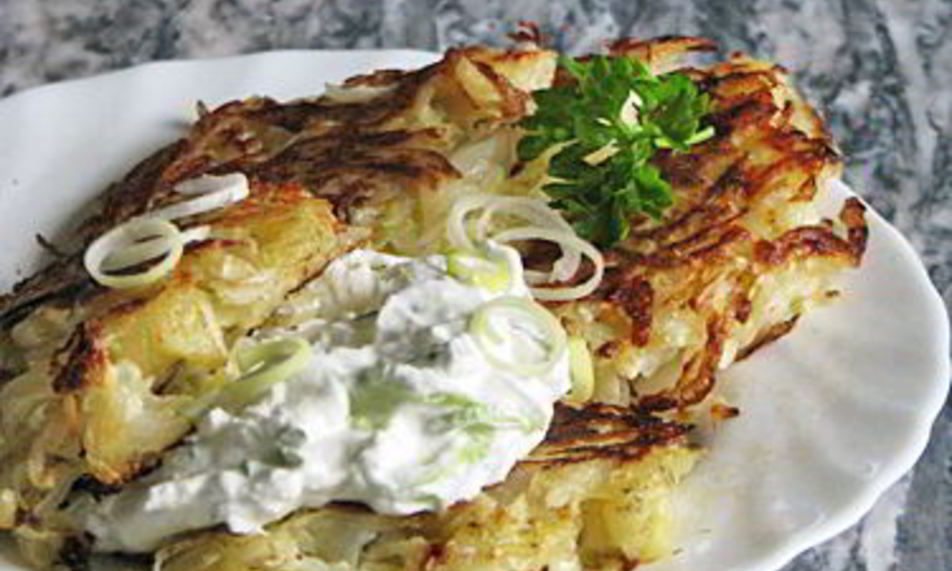 Рецепт оладий из капусты с луковым творогом