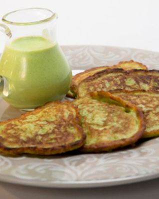 Оладьи из зеленого горошка с соусом