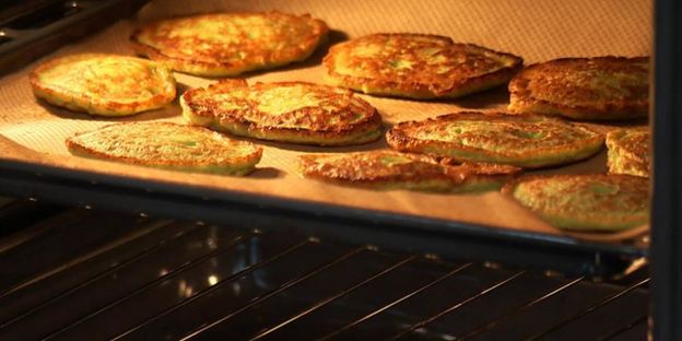 оладьи из зеленого горошка с соусом