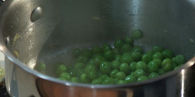 оладьи из зеленого горошка с соусом