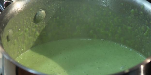 оладьи из зеленого горошка с соусом