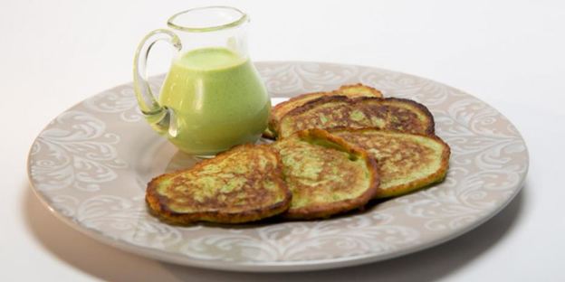 оладьи из зеленого горошка с соусом