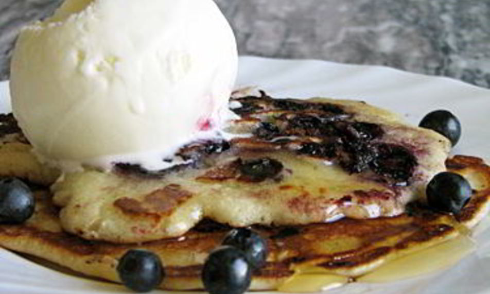 Рецепт оладий на пахте со свежей черникой