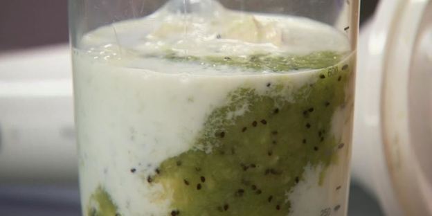 оладьи с киви и клубничным кремом