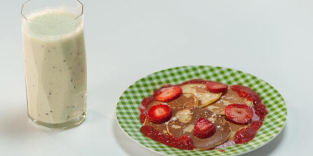 оладьи с киви и клубничным кремом