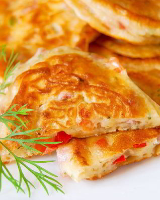 Оладьи с ветчиной, помидорами и болгарским перцем