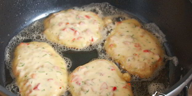 оладьи с ветчиной, помидорами и болгарским перцем