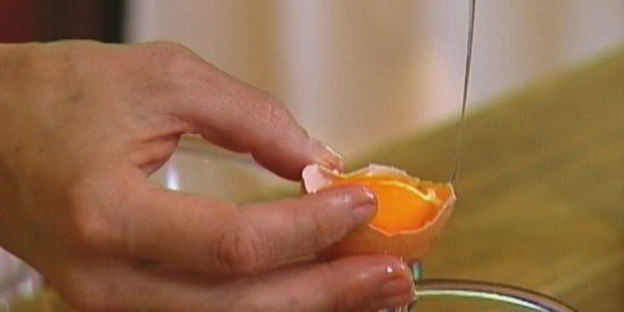 сладкие гречневые оладьи с клубникой и взбитыми сливками