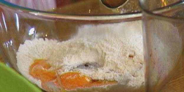 сладкие гречневые оладьи с клубникой и взбитыми сливками