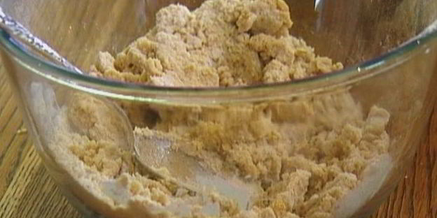 сладкие гречневые оладьи с клубникой и взбитыми сливками