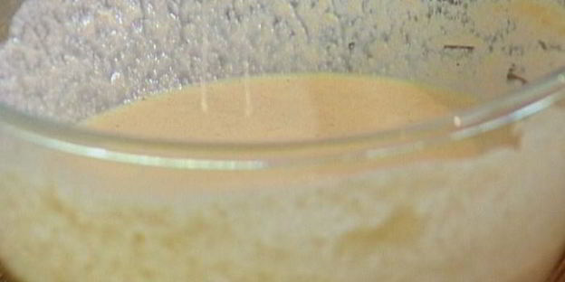 сладкие гречневые оладьи с клубникой и взбитыми сливками