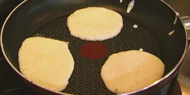 сладкие гречневые оладьи с клубникой и взбитыми сливками