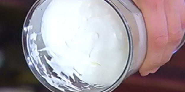 сладкие гречневые оладьи с клубникой и взбитыми сливками