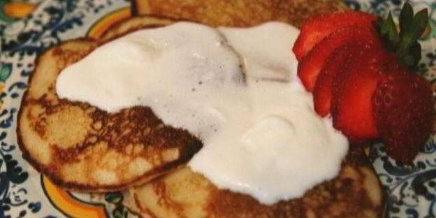 сладкие гречневые оладьи с клубникой и взбитыми сливками