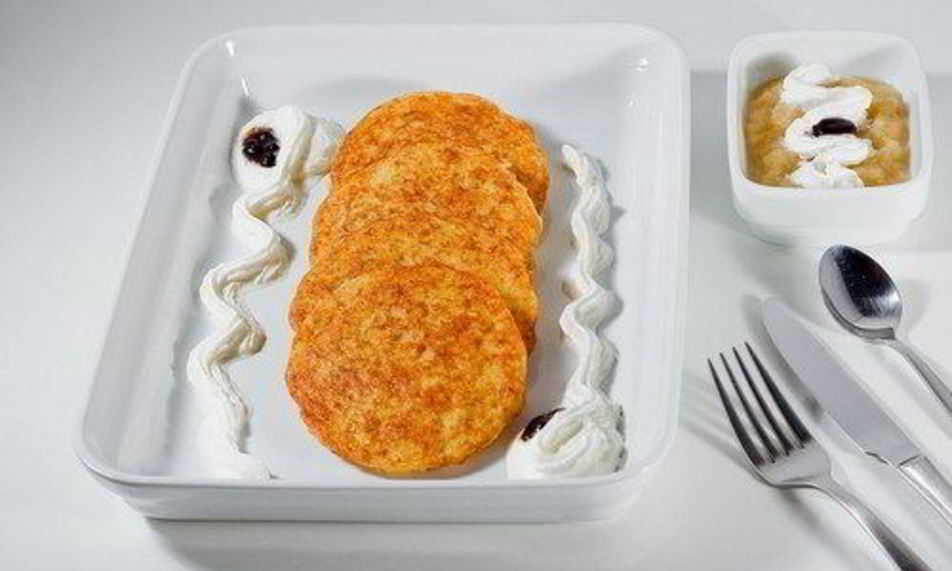 Рецепт сладких картофельных оладий с яблочным соусом