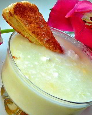 Десерт с йогуртом, ревенем и слоеным коричным печеньем