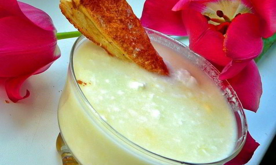 Рецепт десерта с йогуртом, ревенем и слоеным коричным печеньем