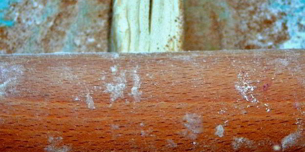 десерт с йогуртом, ревенем и слоеным коричным печеньем