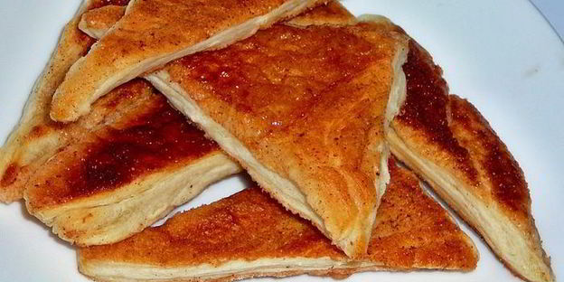 десерт с йогуртом, ревенем и слоеным коричным печеньем