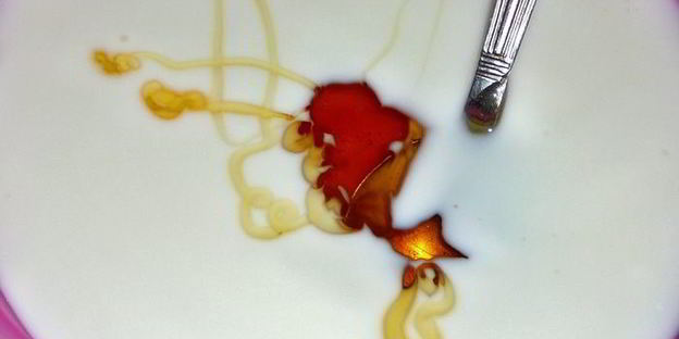 десерт с йогуртом, ревенем и слоеным коричным печеньем