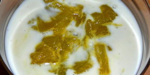 десерт с йогуртом, ревенем и слоеным коричным печеньем