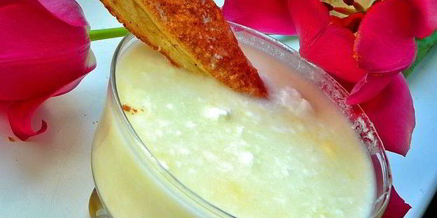 десерт с йогуртом, ревенем и слоеным коричным печеньем