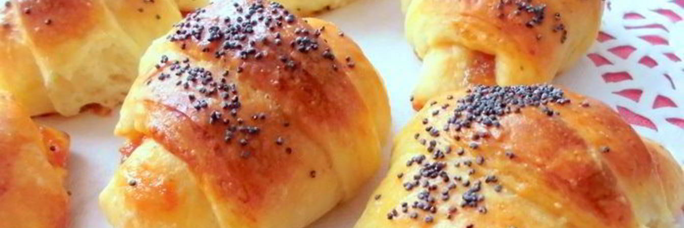 Дрожжевые рогалики с маком