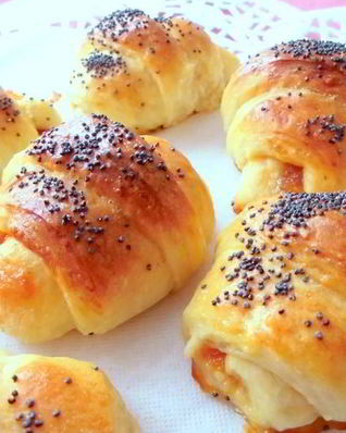 Дрожжевые рогалики с маком