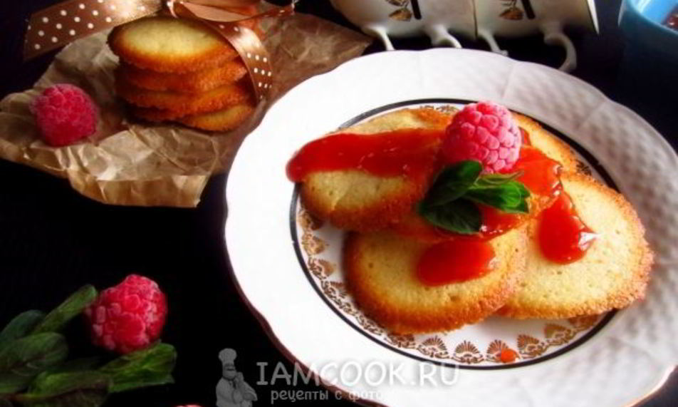 Рецепт печенья белкового с малиновым соусом