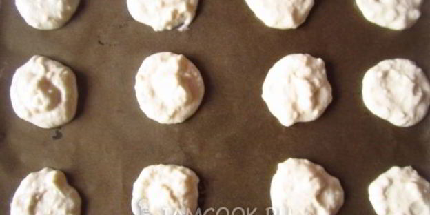 печенье белковое с малиновым соусом