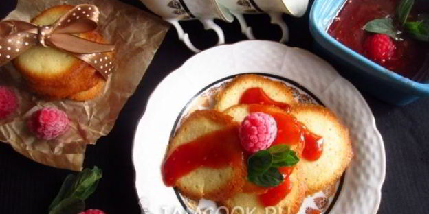 печенье белковое с малиновым соусом