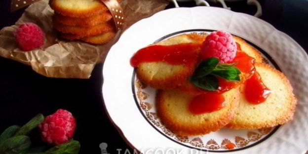 печенье белковое с малиновым соусом