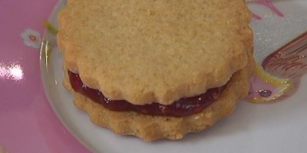 печенье с малиновым джемом