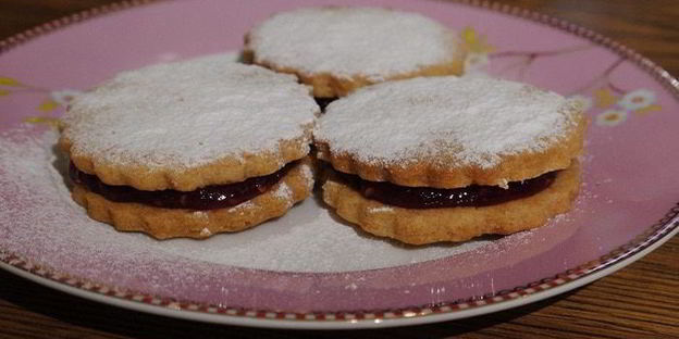 печенье с малиновым джемом