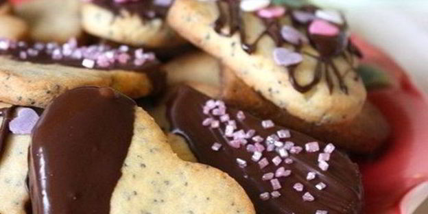 печенье-сердечки с маком и марципаном