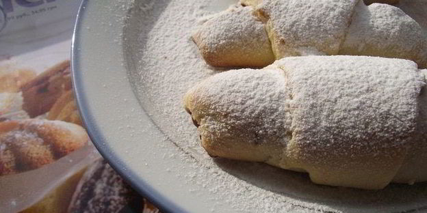 рогалики с джемом и орехами — знакомый вкус детства