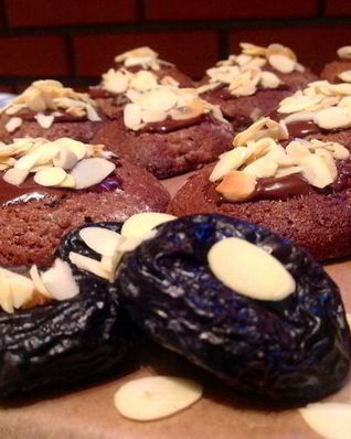 Шоколадное печенье с черносливом и миндалем