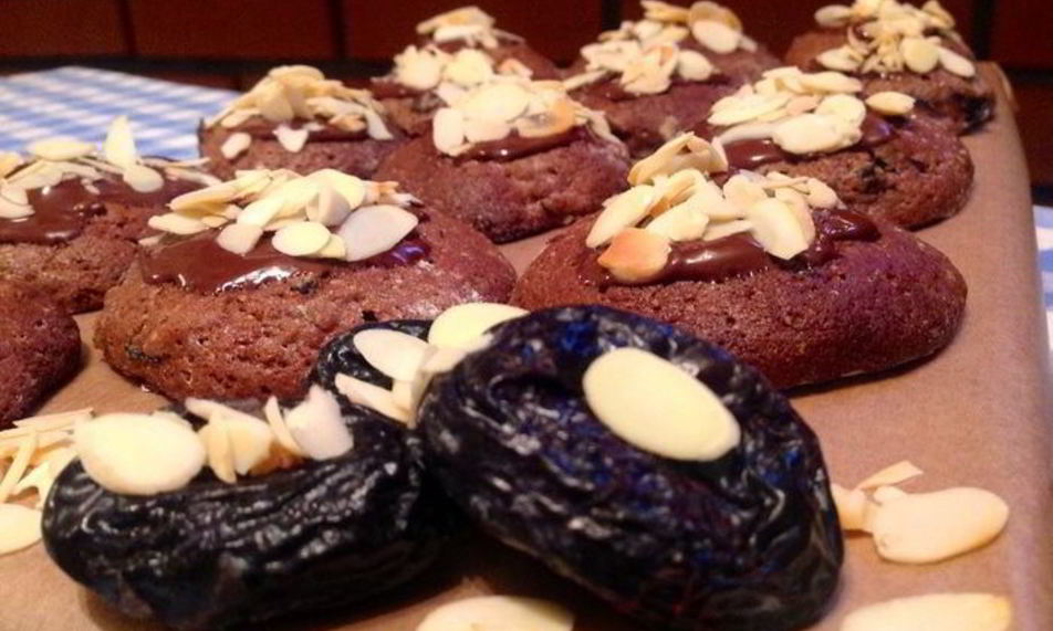 Рецепт шоколадного печенья с черносливома и миндалема