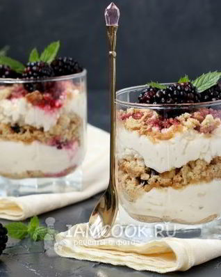 Творожный десерт с ежевикой и печеньем