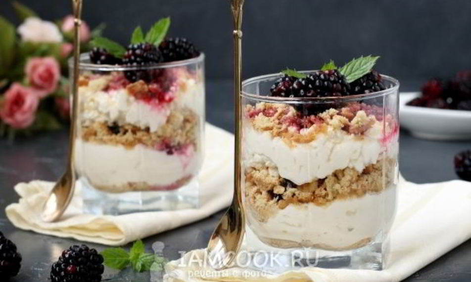 Рецепт творожного десерта с ежевикой и печеньем