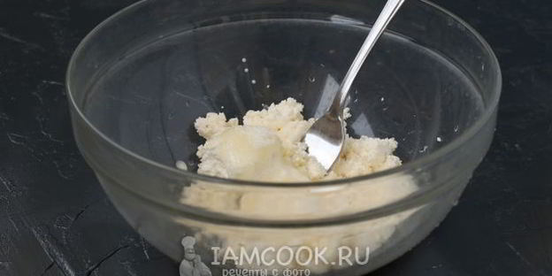 творожный десерт с ежевикой и печеньем