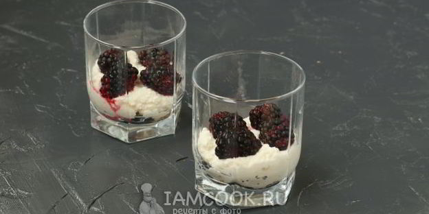 творожный десерт с ежевикой и печеньем