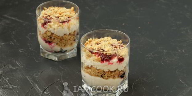 творожный десерт с ежевикой и печеньем