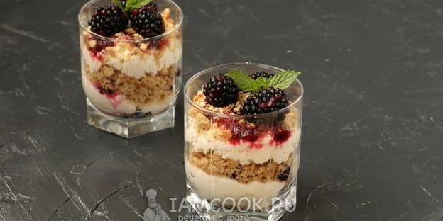 творожный десерт с ежевикой и печеньем