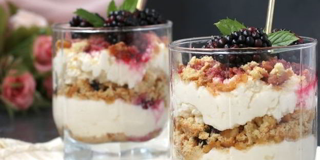 творожный десерт с ежевикой и печеньем