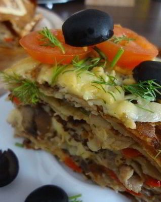 Блинчатый пирог с курицей и грибами