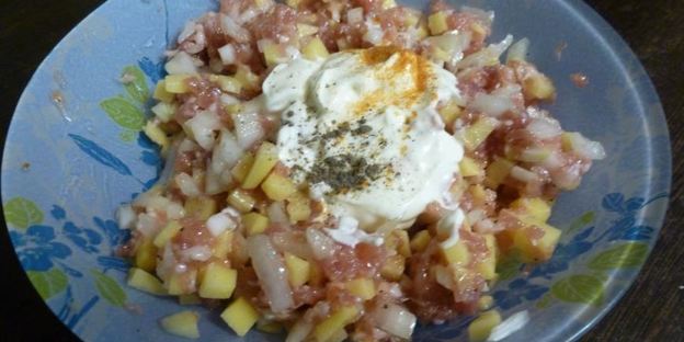 дрожжевой пирог с фаршем и картофелем