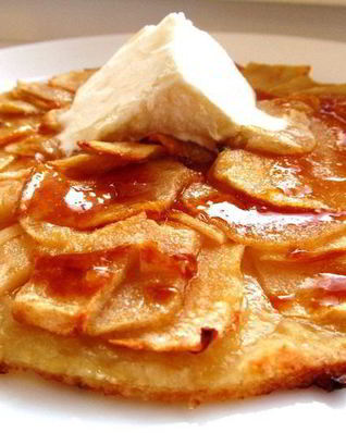 Карамельный яблочный пирог с карамельным соусом