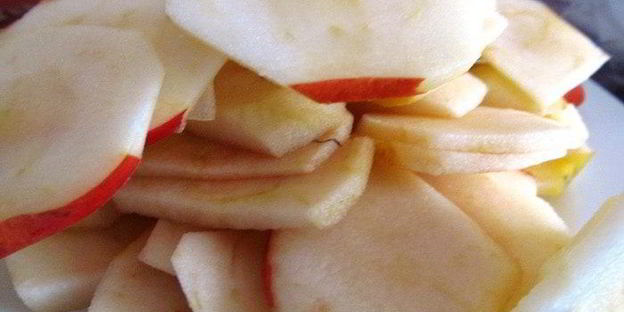 карамельный яблочный пирог с карамельным соусом