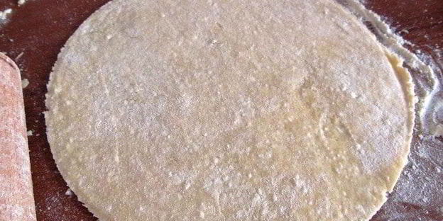 карамельный яблочный пирог с карамельным соусом